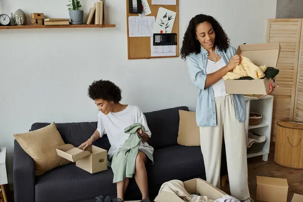 A couple creatively transforms their clothing in a vibrant indoor space. — Stock Photo