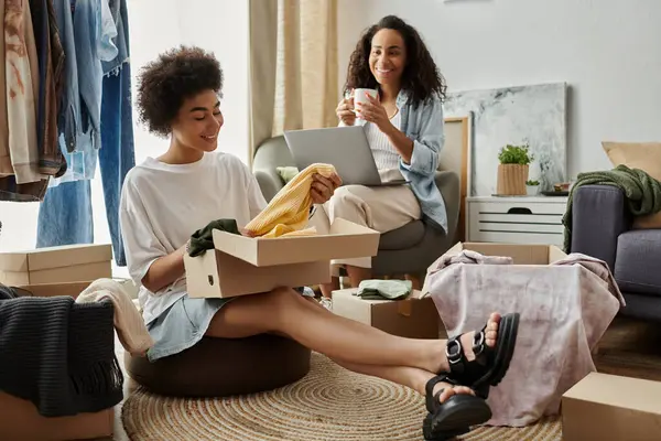 A couple joyfully upcycles clothes together while enjoying their cozy space. — Stock Photo