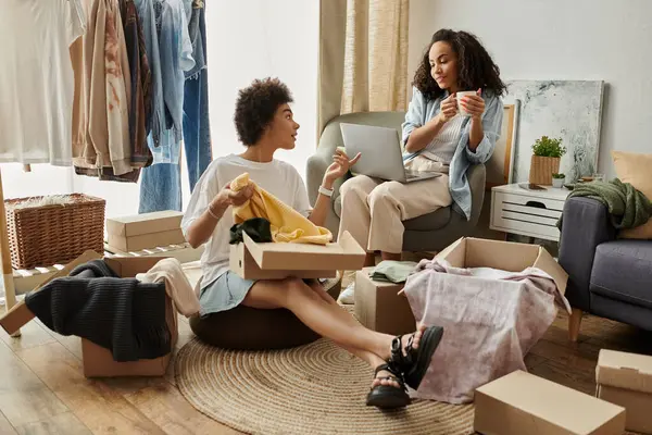 Casal alegremente projeta novas roupas de roupas velhas enquanto desfruta da companhia um do outro. — Stock Photo