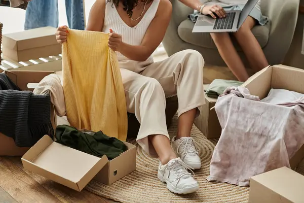 Sesión de Upcycling donde una pareja transforma la ropa en nuevos estilos y diseños. - foto de stock