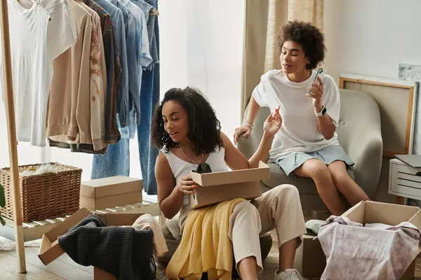 Paar verwandelt gemeinsam fröhlich alte Kleider in neue Designs. — Stockfoto