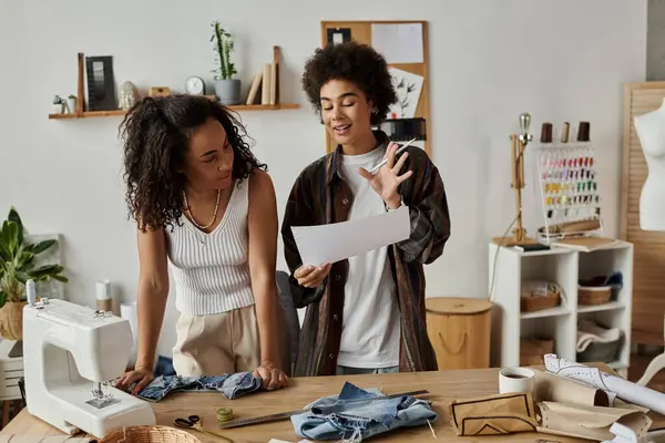 Paar entwirft in seinem kreativen Arbeitsbereich einzigartige Outfits aus alten Kleidern. — Stockfoto