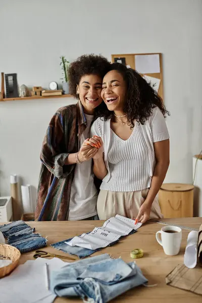 Dois parceiros felizes alegremente upcycle suas roupas juntos, criando memórias e arte. — Fotografia de Stock