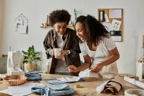 A couple joyfully transforms their garments with love and creativity. — Stock Photo