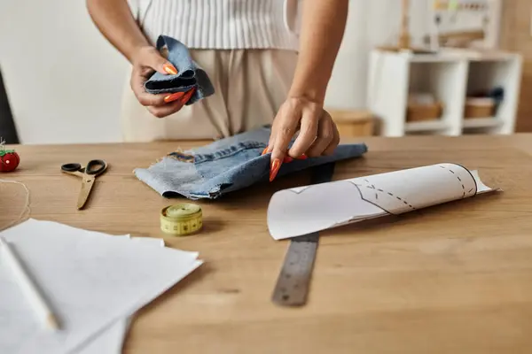 Eine Frau verwandelt Kleidungsstücke kreativ in einzigartige Modestücke. — Stockfoto