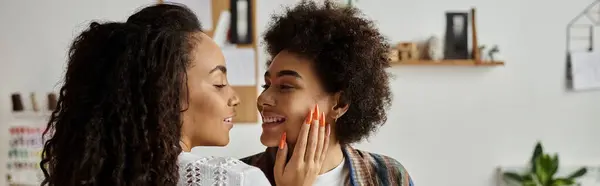 Un couple joyeux se regardant tout en transformant leurs vieux vêtements en quelque chose de nouveau. — Photo de stock