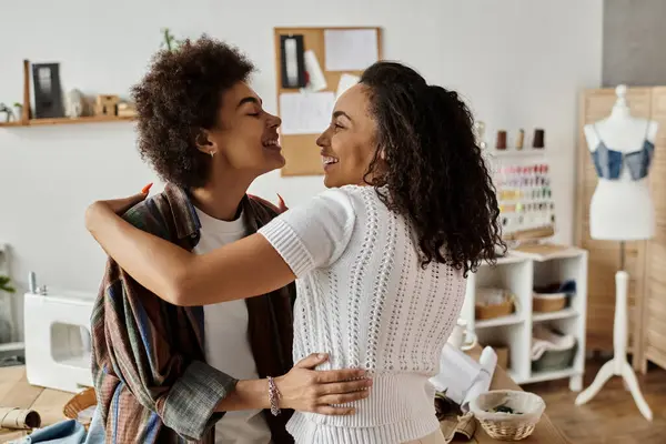 Una coppia posa con amore. — Foto stock