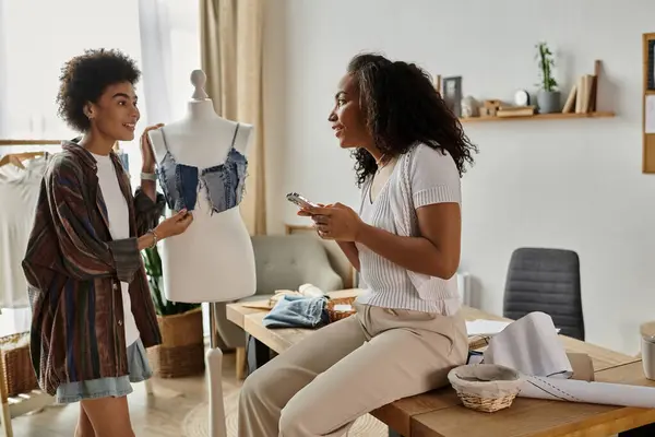 A couple enjoys transforming clothes while laughing and sharing ideas. — Stock Photo