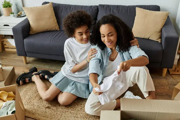 A couple enjoys transforming their clothes into new treasures. — Stock Photo