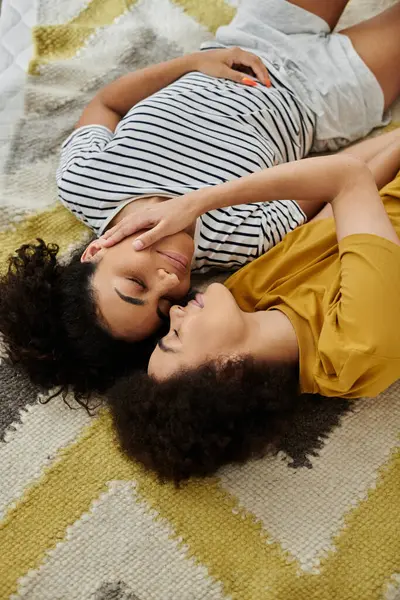 A couple shares affectionate smiles and tender gestures on a cozy floor. — Stock Photo