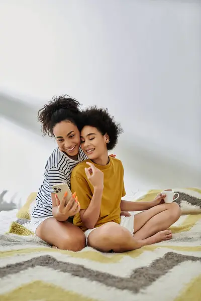 Two women share laughter while enjoying a cozy moment on afternoon. — Stock Photo