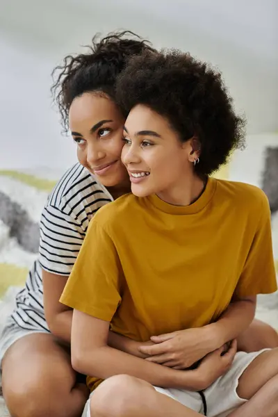 Una alegre pareja se abraza amorosamente en su acogedor espacio de vida. - foto de stock