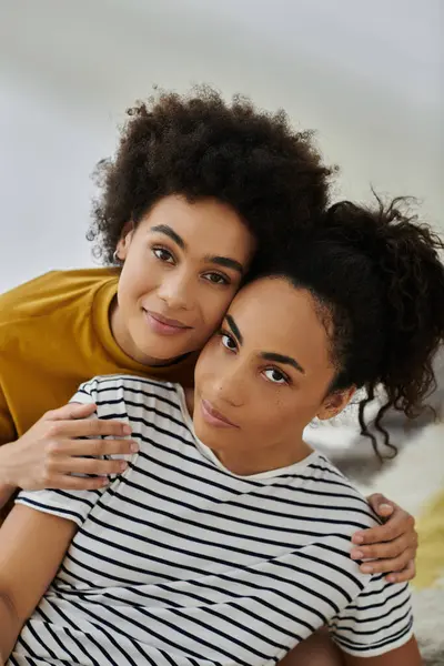 A joyful couple embraces while enjoying quality time in their cozy living space. — Stock Photo