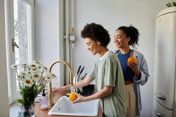 Una coppia condivide risate durante la preparazione di un pasto nella loro accogliente cucina. — Foto stock