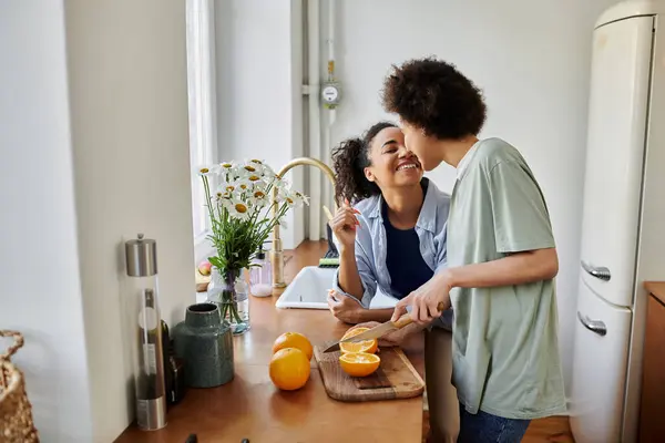 A couple enjoys cooking together in their warm, inviting kitchen. — Stock Photo
