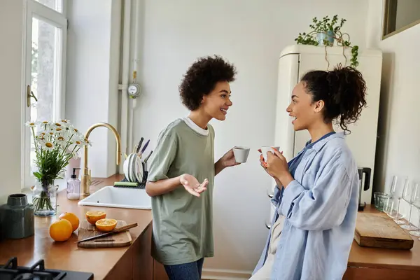 A cheerful couple shares laughter while enjoying warm drinks together. — Stock Photo