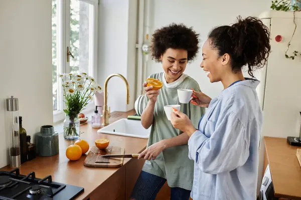 Una coppia condivide sorrisi mentre prepara la colazione e godersi del tempo di qualità insieme. — Foto stock