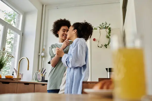 Couple aimant partage un moment doux tout en appréciant le petit déjeuner ensemble. — Photo de stock