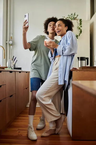 A loving couple captures a joyful moment while enjoying each other's company. — Stock Photo