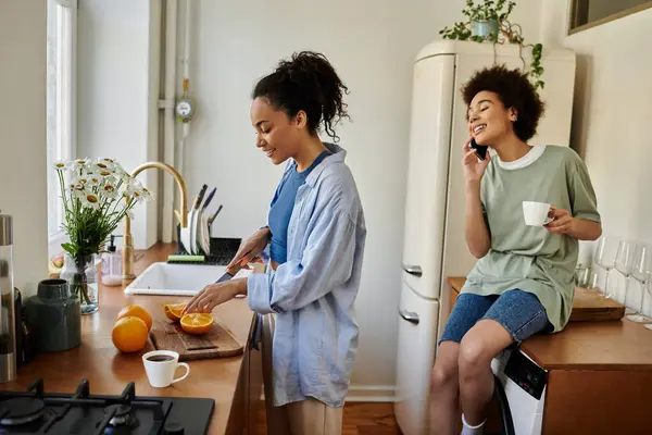 Un moment joyeux comme un couple aime cuisiner et bavarder dans leur cuisine. — Photo de stock