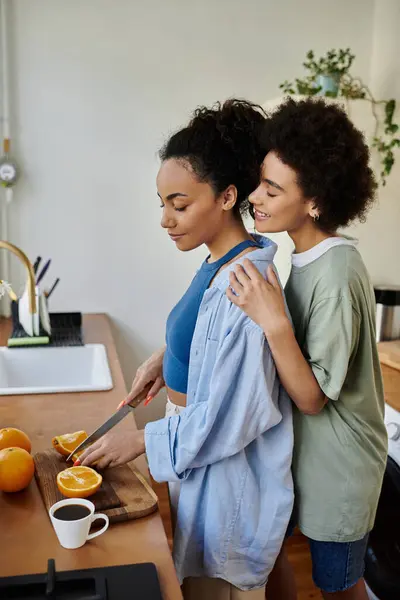 Una coppia amorevole condivide un delizioso momento di cucina nella loro cucina calda. — Foto stock