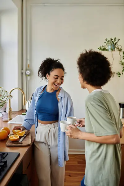 Le rire et la chaleur remplissent l'air pendant qu'ils partagent le café ensemble. — Photo de stock