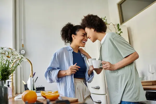 Ein liebendes Paar teilt einen warmen Moment zusammen in seiner gemütlichen Küche. — Stockfoto