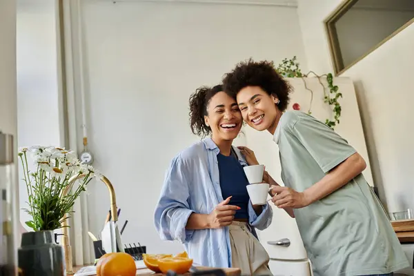 La risa llena el aire mientras una pareja comparte momentos de café en su acogedora cocina. - foto de stock