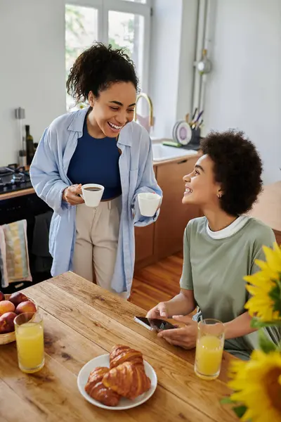 Two women share laughter and joy while enjoying breakfast together. — Stock Photo