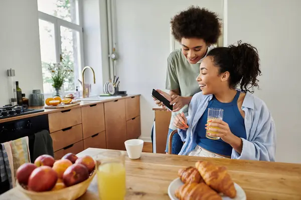 Ein glückliches Paar genießt erfrischende Getränke und die Gesellschaft des jeweils anderen zu Hause. — Stock Photo