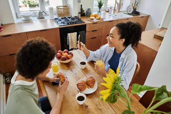 A cheerful morning with laughter and shared treats at home. — Stock Photo