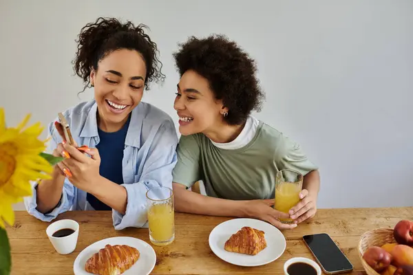 Ein glückliches Paar frühstückt zusammen und teilt Lachen und Liebe. — Stockfoto
