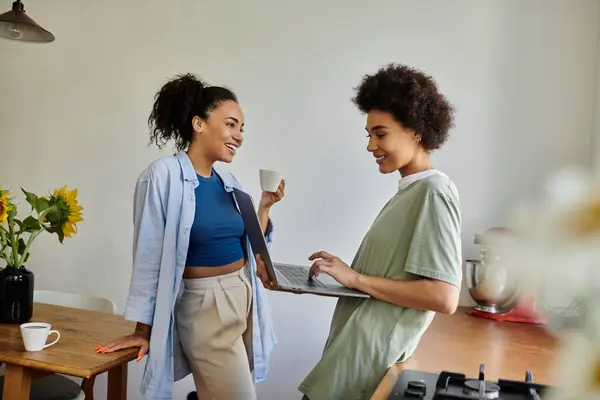 A loving couple enjoys a warm conversation over coffee in their inviting kitchen. — Stock Photo