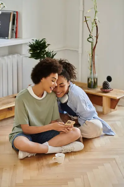 A joyful couple shares laughter while exploring their favorite app together. — Stock Photo