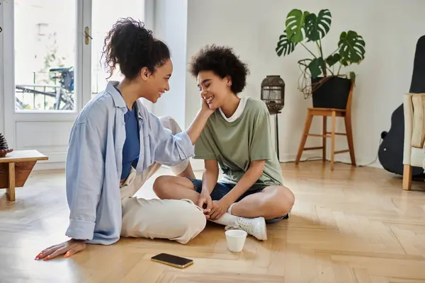 A loving couple shares a tender moment together in their cozy living space. — Stock Photo