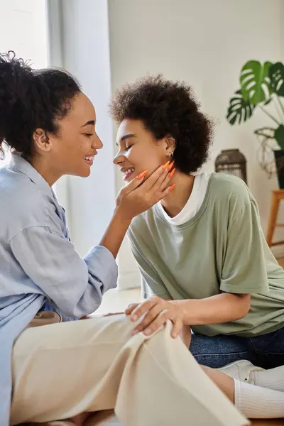A loving couple shares a tender moment in their cozy living space. — Stock Photo