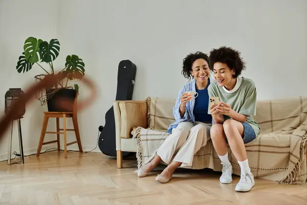 Deux femmes partagent le rire et la chaleur tout en profitant de l'autre compagnie. — Photo de stock