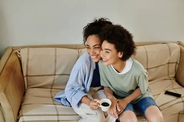 Loving couple enjoys a warm drink together while sharing joyful smiles. — Stock Photo