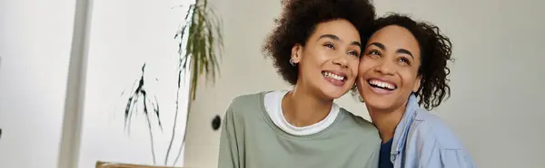 Ein glückliches Paar teilt Lachen und Liebe in seinem gemütlichen Wohnzimmer. — Stockfoto