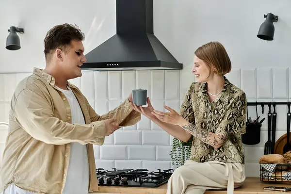 Celebrating friendship and style in a cozy home kitchen atmosphere. — Stock Photo
