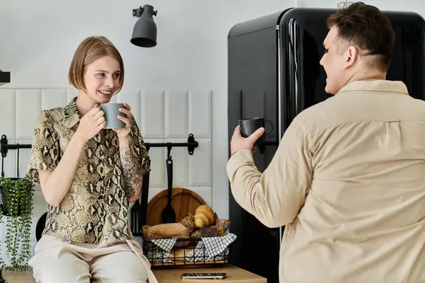 Friends share laughter and coffee in a welcoming home kitchen atmosphere. — Stock Photo