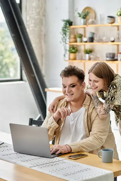 Cheerful moments shared at home between friends with laughter and creativity. — Stock Photo