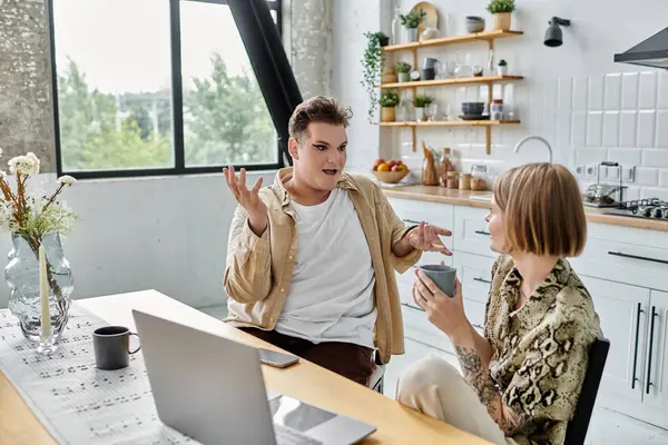 Friends share laughs and stories over coffee in a bright, welcoming kitchen. — Stock Photo