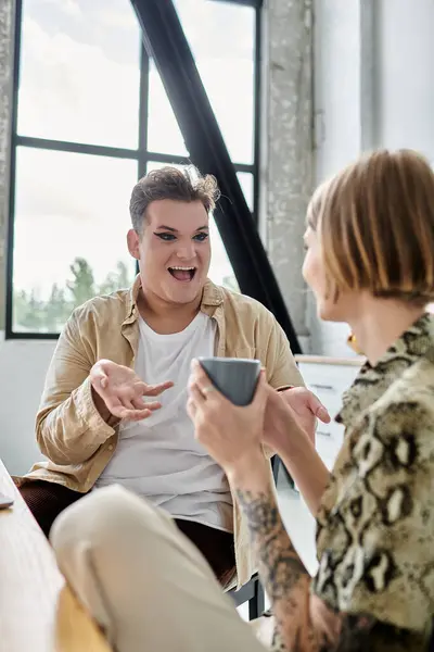 Engaging discussion unfolds between two friends in a bright, artistic space. — Stock Photo