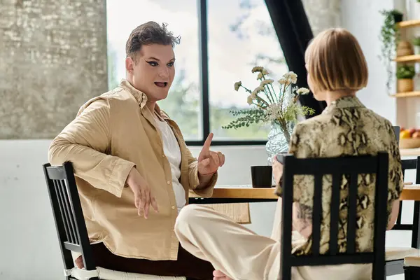 Una persona alla moda condivide un momento gioioso con un amico a casa. — Foto stock