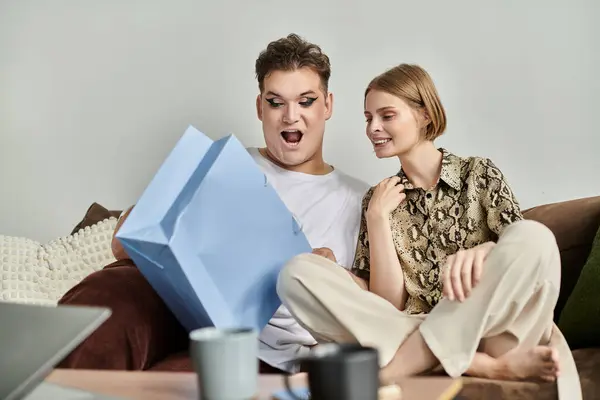 Excitação enche o ar como um presente é aberto entre amigos em um ambiente confortável. — Fotografia de Stock