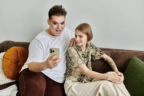 Friends share laughter and joy while looking at a phone together at home. — Stock Photo