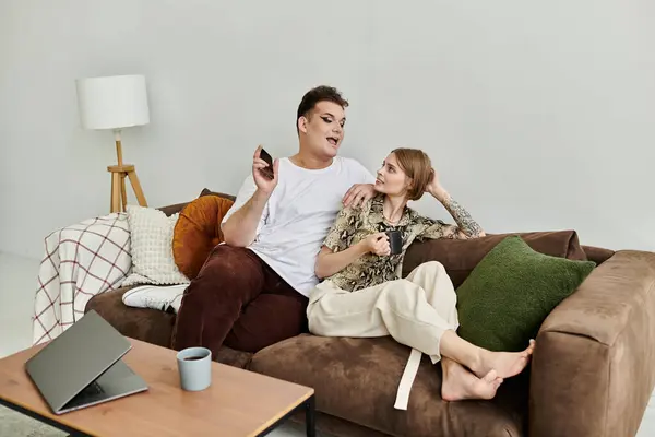 Dois amigos compartilham risos e calor em um ambiente elegante e descontraído em casa. — Fotografia de Stock