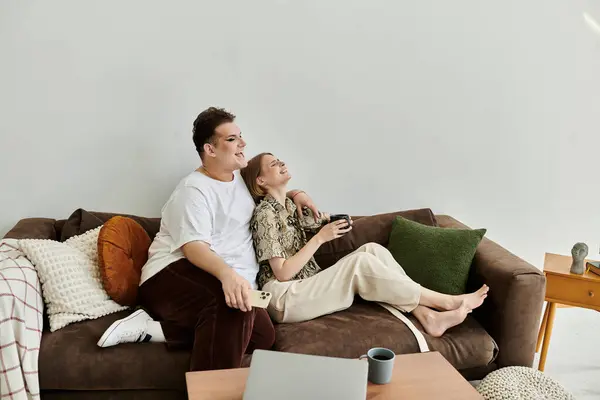 Two friends share laughter and joy while relaxing at home. — Stock Photo