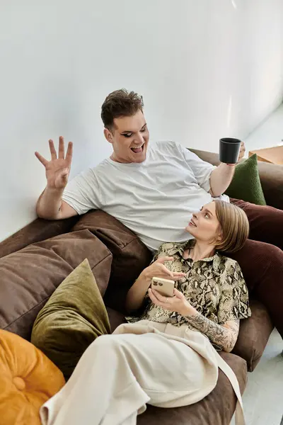 Friends share laughter and conversation while lounging comfortably together. — Stock Photo